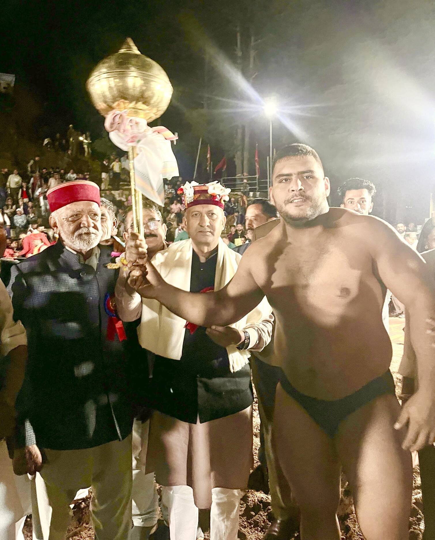 ठियोग के जोधपुर में आयोजित दंगल प्रतियोगिता में बड़ी माली जीतने वाले पहलवान को सम्मानित करते रा