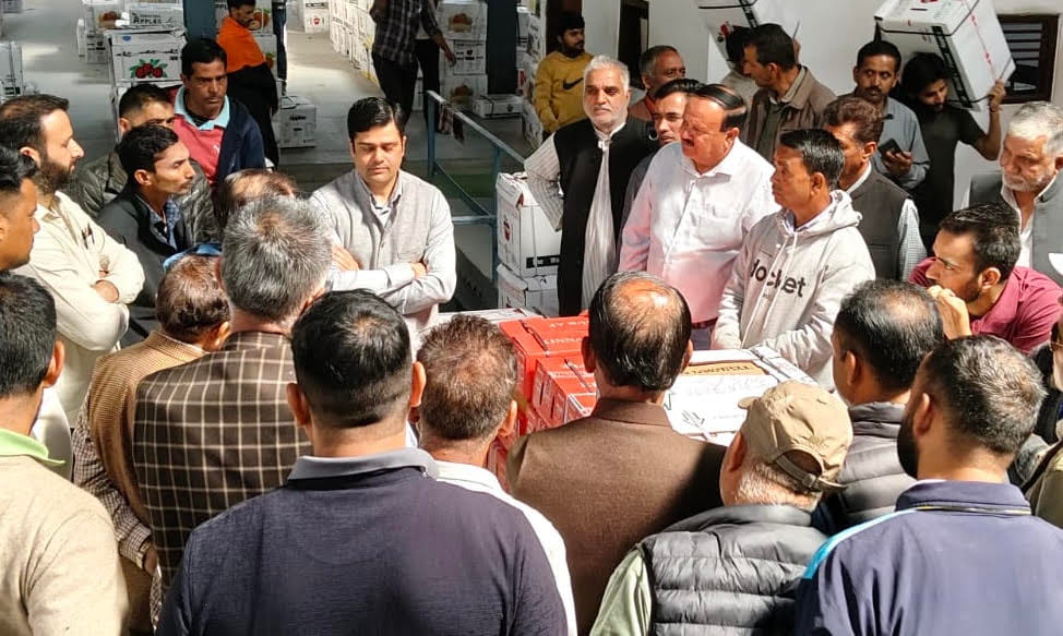 ठियोग के लाफूघाटी में सेब बागवानों की समस्याएं सुनते एसडीएम डॉ. शशांक गुप्ता। संवाद