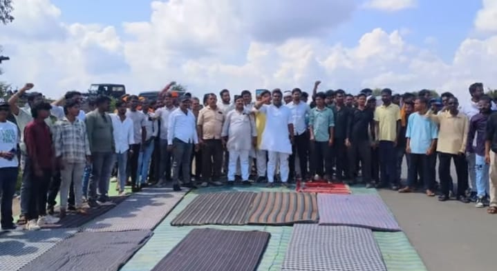Anuppur: District Panchayat members took to the streets demanding road improvement.