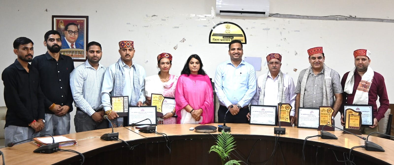 उपायुक्त ने हिंदी में उत्कृष्ट कार्य के लिए अधिकारियों-कर्मचारियों को किया सम्मानित। स्रोत: डीप