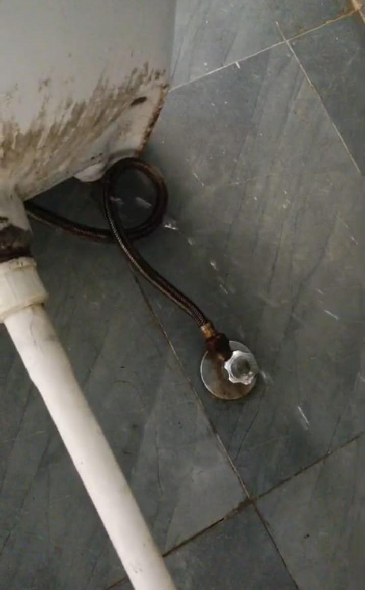 वाशरूम से बह रहा पानी। संवाद