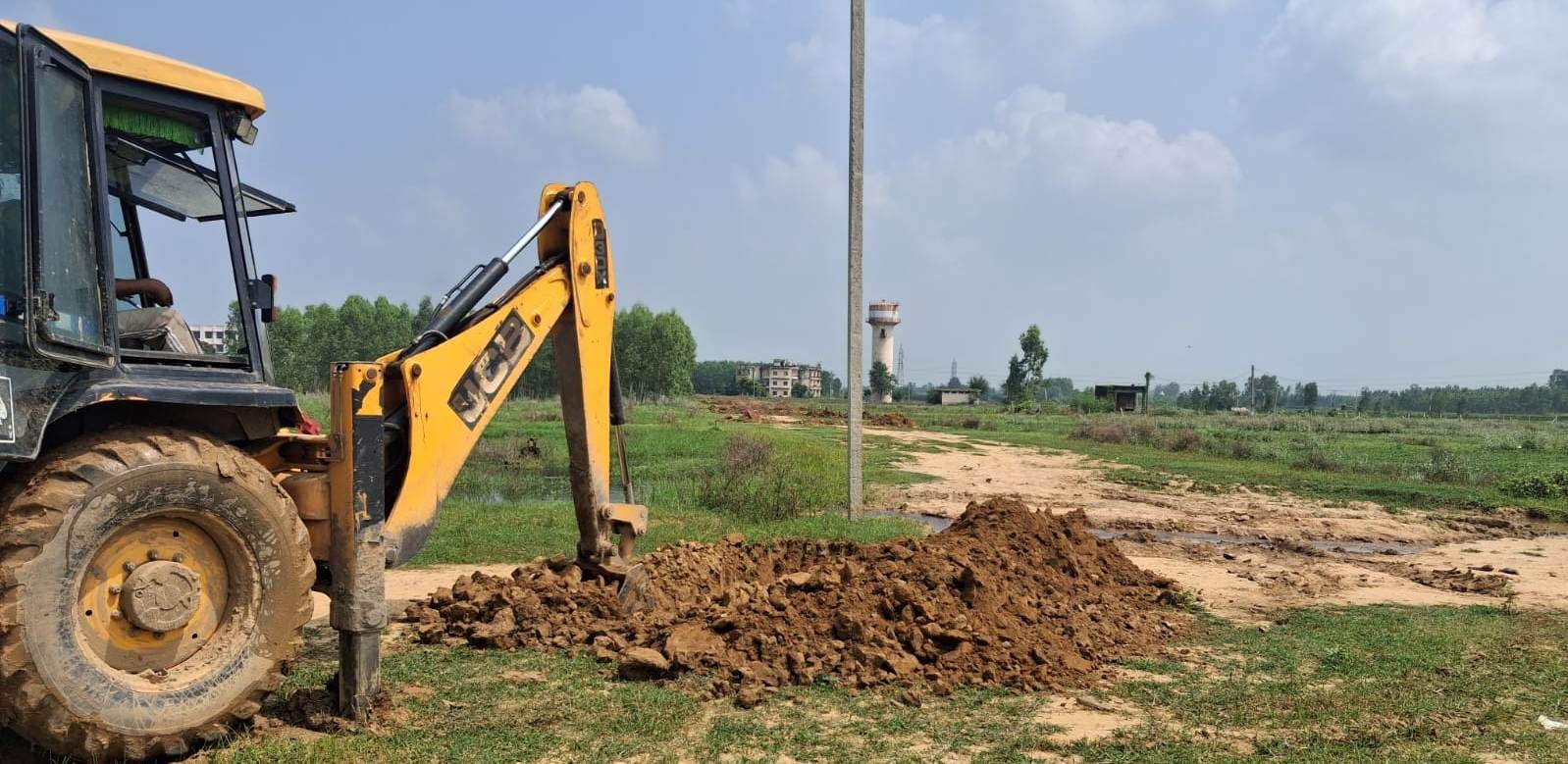 व्यासपुर में अवैध कॉलोनी में बनी अस्थाई रास्ते को तोड़ती जेसीबी। संवाद