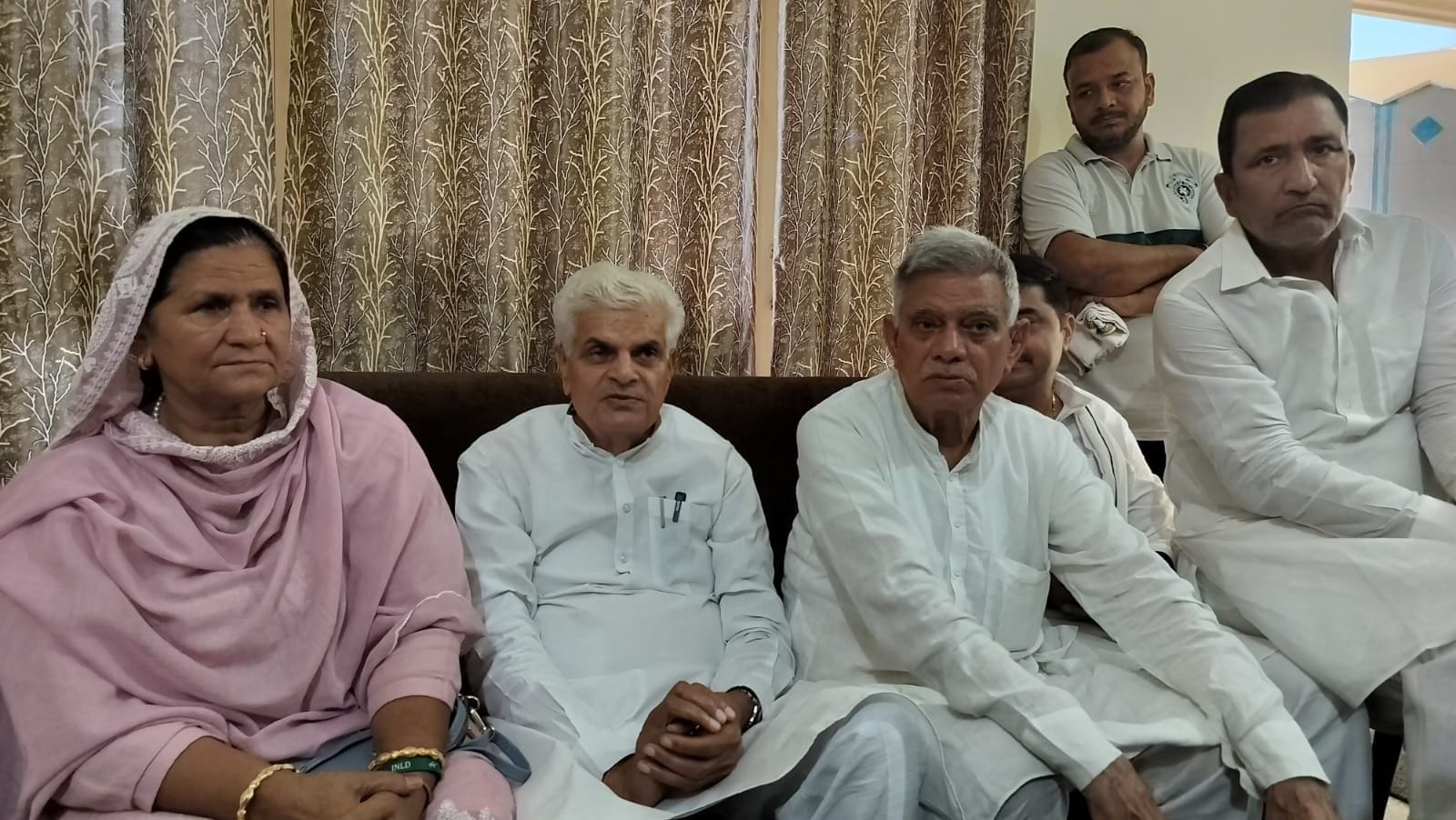 16जेएनडी04: अर्बन इस्टेट स्थित इनेलो जिला पार्टी कार्यालय में पत्रकार वार्ता करते हुए इनेलो क