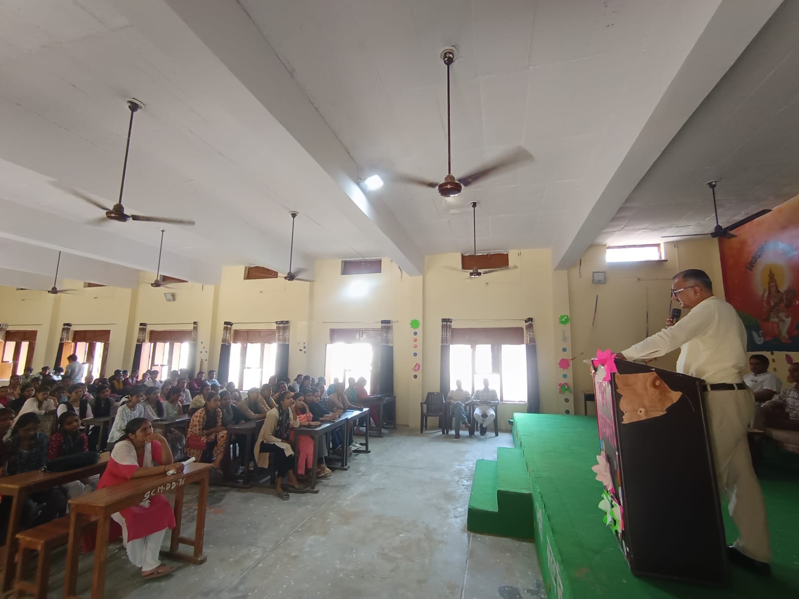 16jjrp15- राजकीय कॉलेज मातनहेल में विद्यार्थियों को संबोधित करते वक्ता। स्रोत : कॉलेज