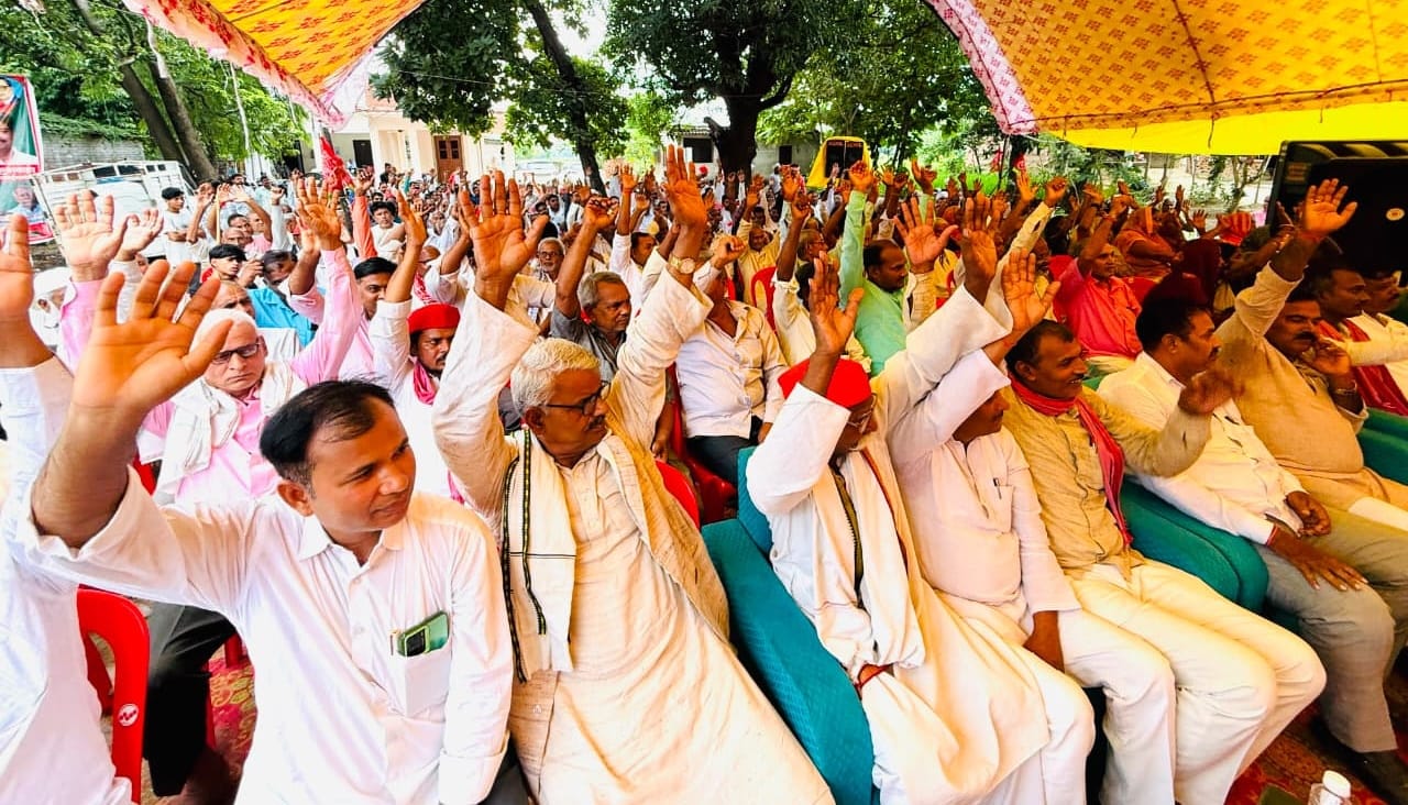 25 इस्माइलपुर गोरिया में समाजवादी पार्टी की पीडीए चौपाल में मौजूद लोग। संवाद