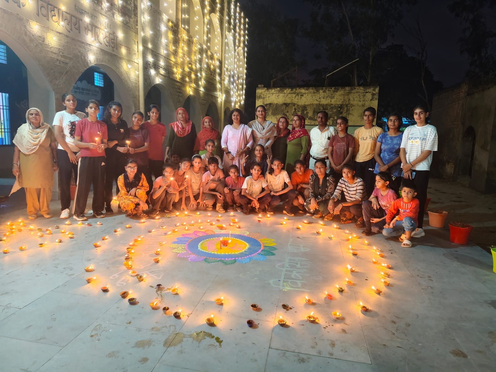27-रोहतक के राजकीय वरिष्ठ माध्यमिक विद्यालय मोरखेड़ी में सेवा संकल्प अभियान के तहत दीये जलाकर प