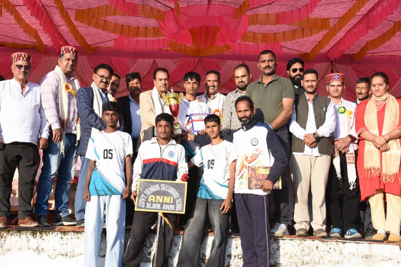 आनी के खुन्न स्कूल में खेलकूद प्रतियोगिता के समापन समारोह में विजेता खिलाड़ियों को सम्मानित कर