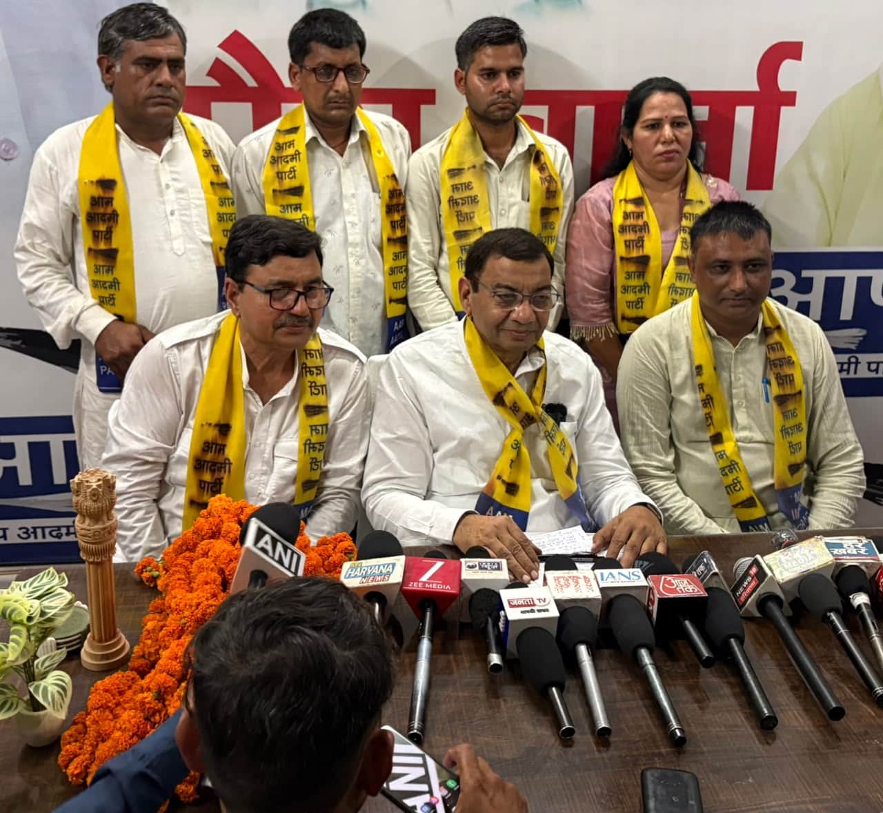 आप कार्यालय में विचार रखते सांसद सुशील गुप्ता।
