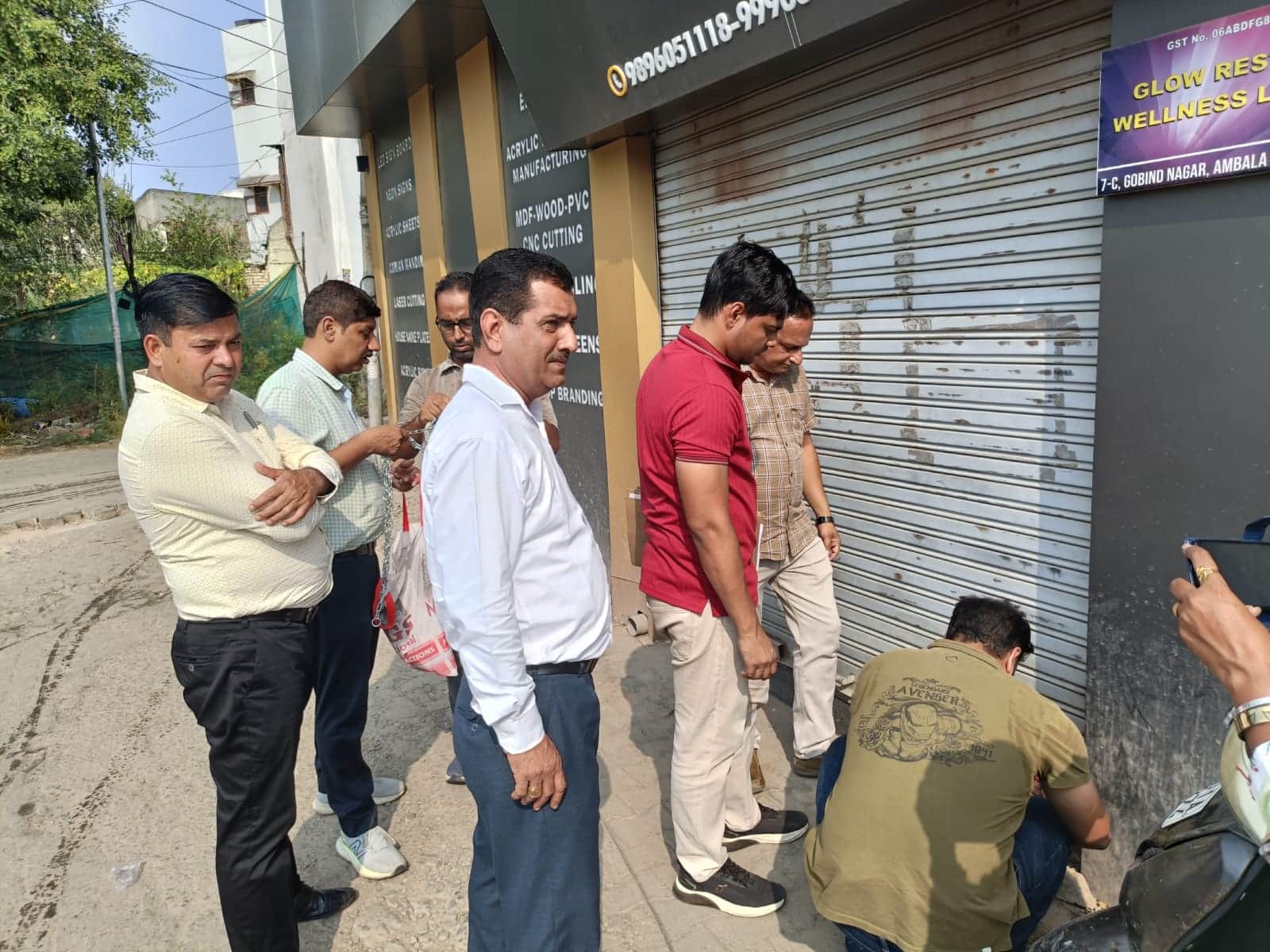 अंबाला छावनी के गोबिंद नगर में संपत्ति पर सील लगाते नगर परिषद के कर्मचारी। संवाद