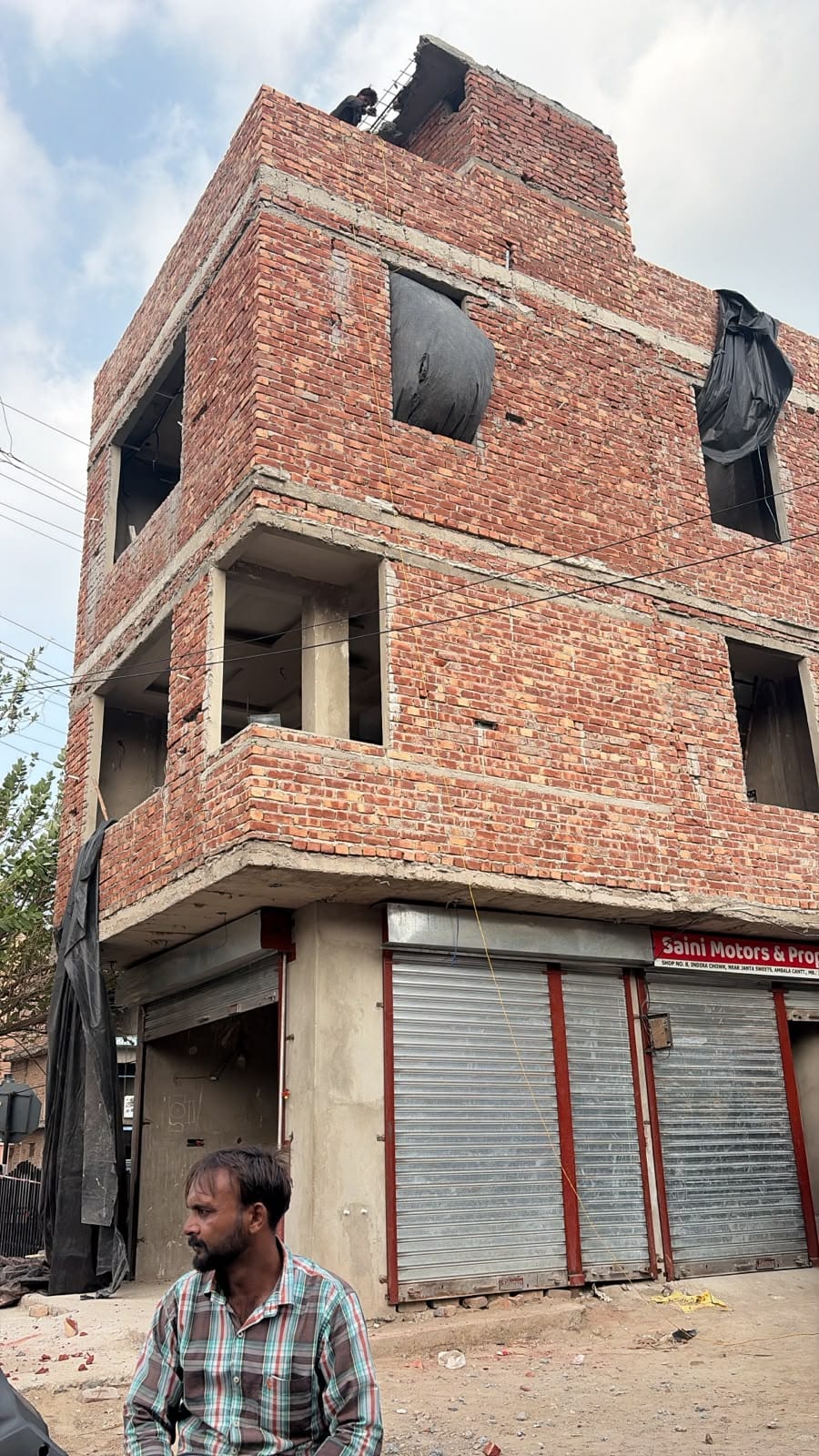 Encroachment removed from the roundabout; upper section of the shop demolished.
