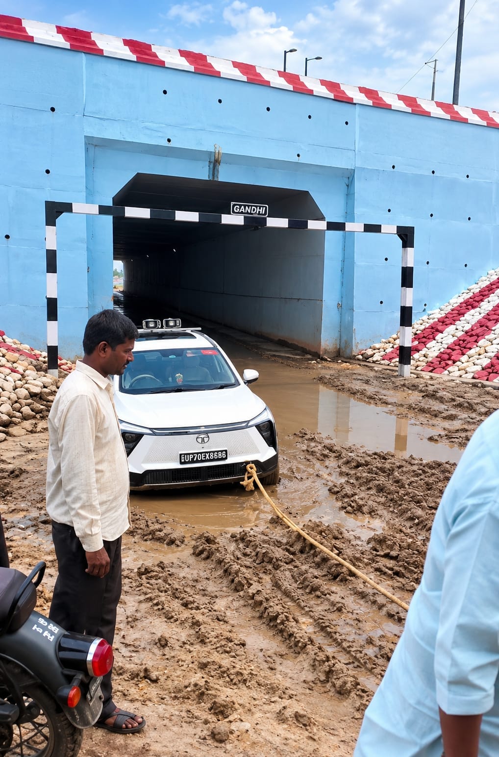 अकोढ़ी अंडरपास में फंसा नगर विधायक का वाहन, संवाद
