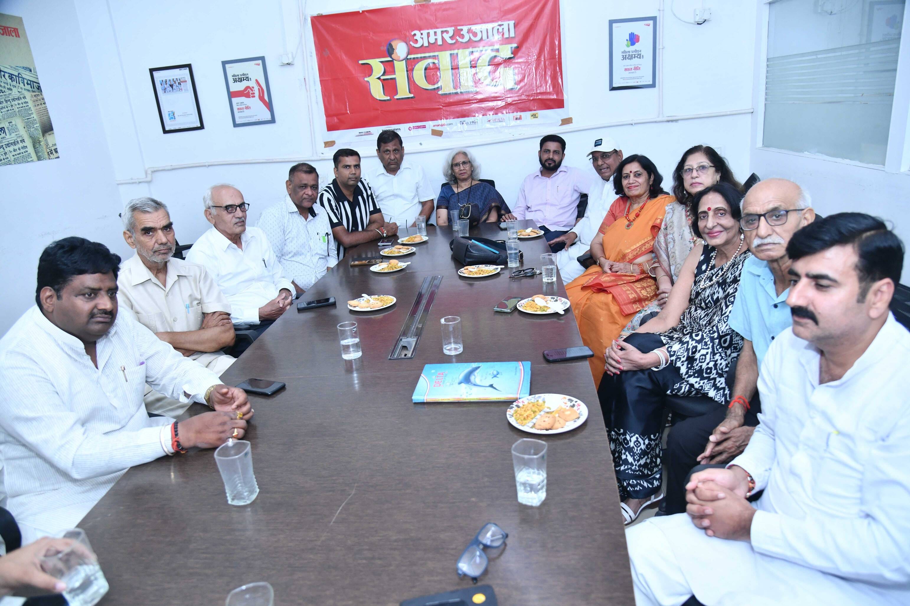 अमर उजाला कार्यालय में संवाद कार्यक्रम में भाग लेते शहर के गणमान्य लोग। 