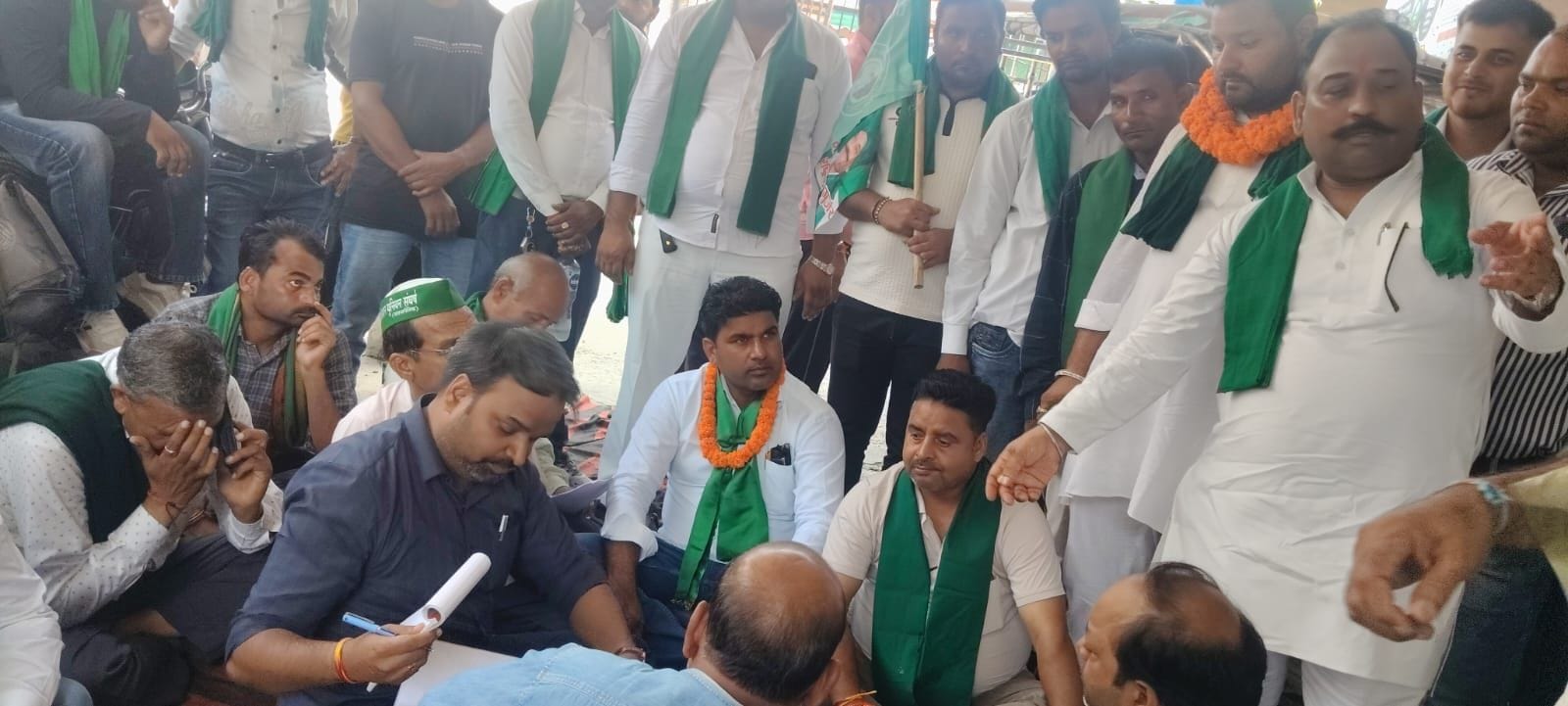 अधीक्षण अभियंता कार्यालय पर धरने देते भाकियू कार्यकर्ता। स्रोत: संगठन