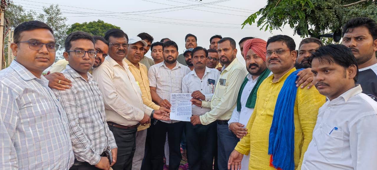 अधिशाषी अभियंता को ज्ञापन देते लोग। संवाद