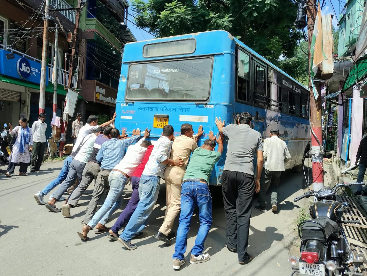 Delhi-Dharamghar roadways bus breaks down; passengers push it to the side of the road