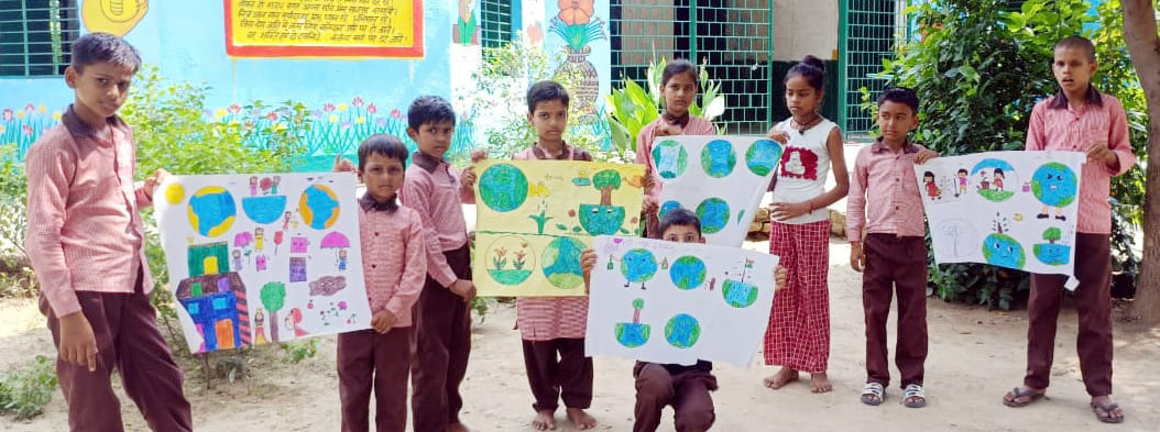 बाह: ओजोन परत दिवस पर पोस्टर में चिंता जताते छात्र-छात्राएं