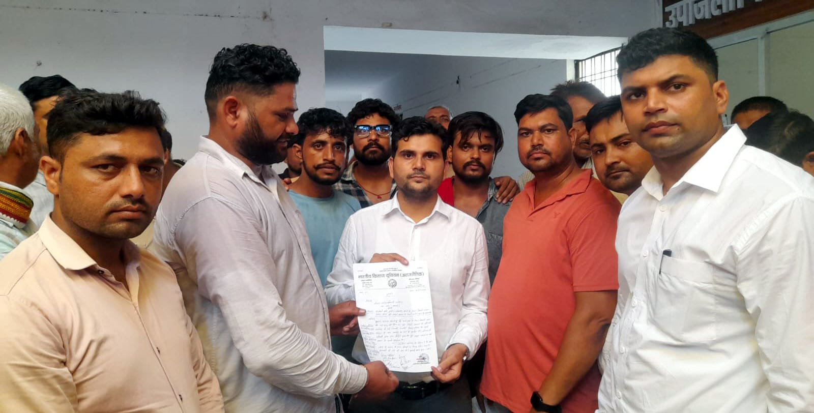 बाह: पीआरवी के सिपाही के ऑडियो पर भड़की भाकियू एवं करणी सेना ने एसडीएम को सौंपा ज्ञापन