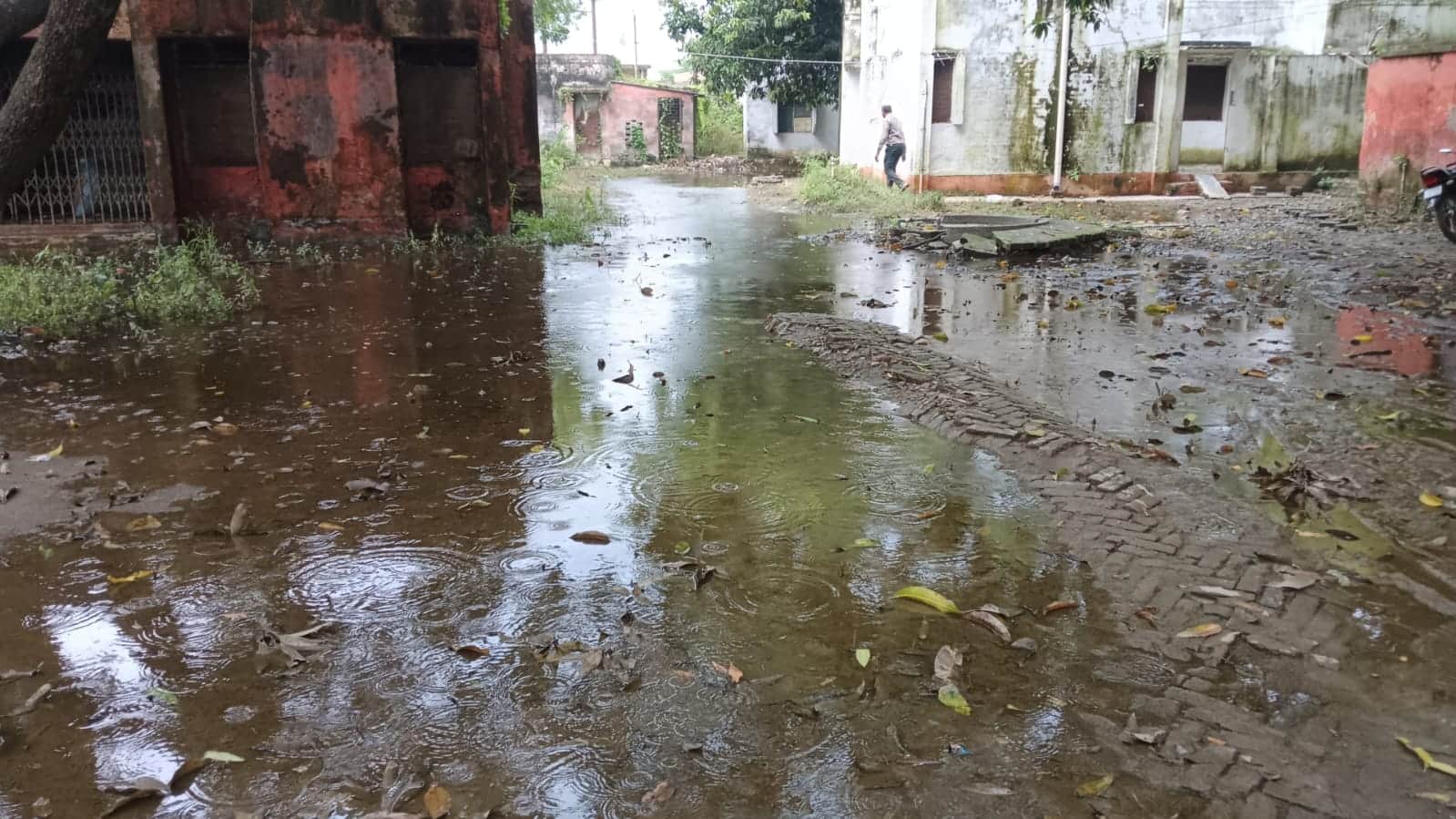 बेहजम सीएचसी परिसर में भरा पानी। संवाद