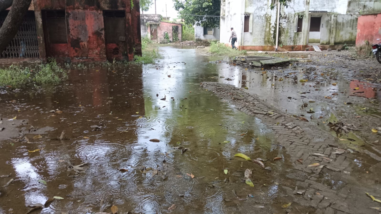 बेहजम सीएचसी परिसर में भरा पानी। संवाद