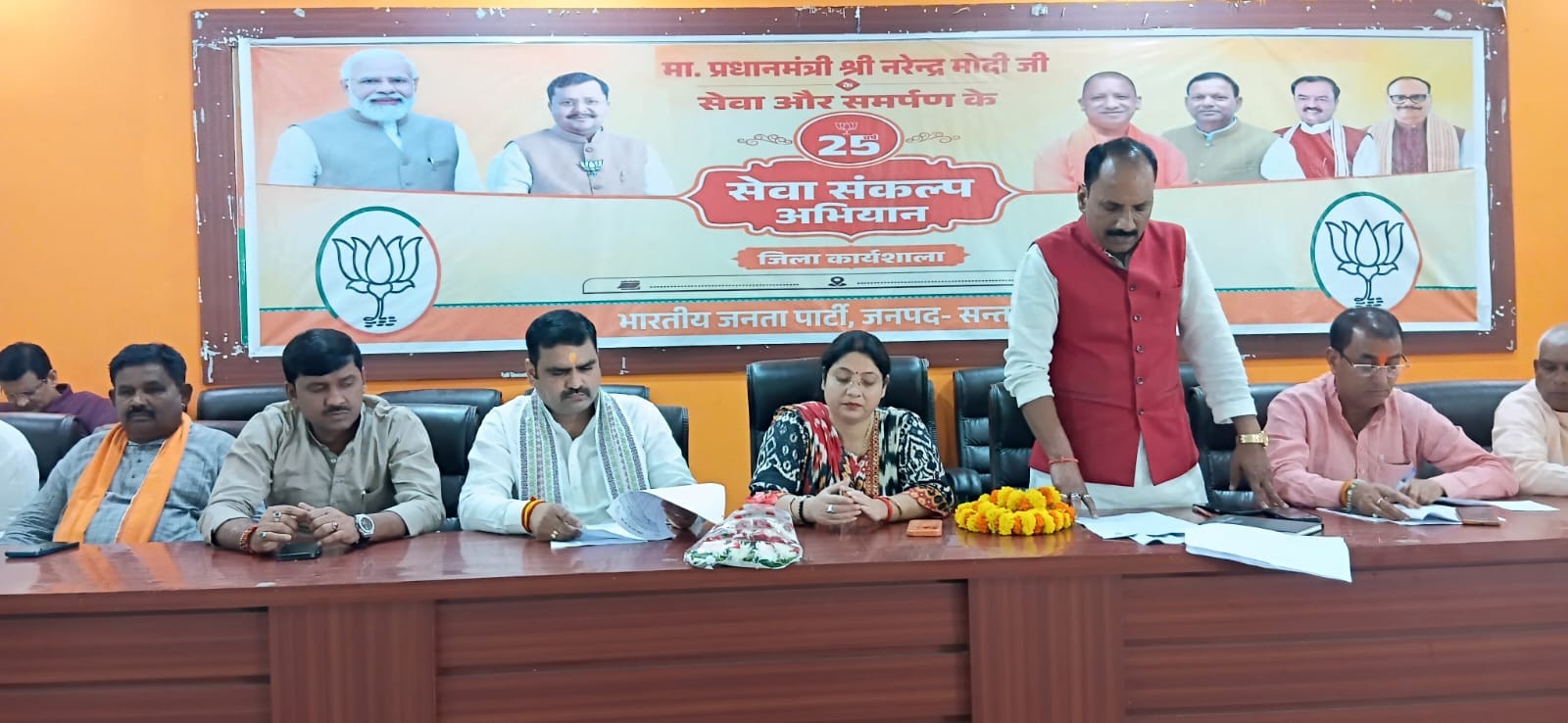 भाजपा कार्यालय पर सेवा संकल्प अभियान के तहत कार्यशाला को संबोधित करते वक्ता-स्रोत पार्टी