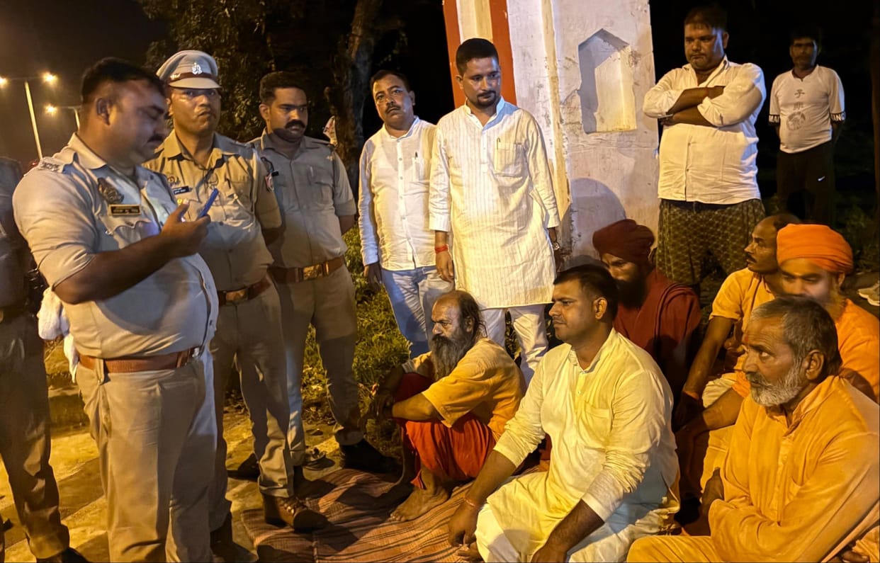 Saints stage sit-in against Station House Officer (SHO)