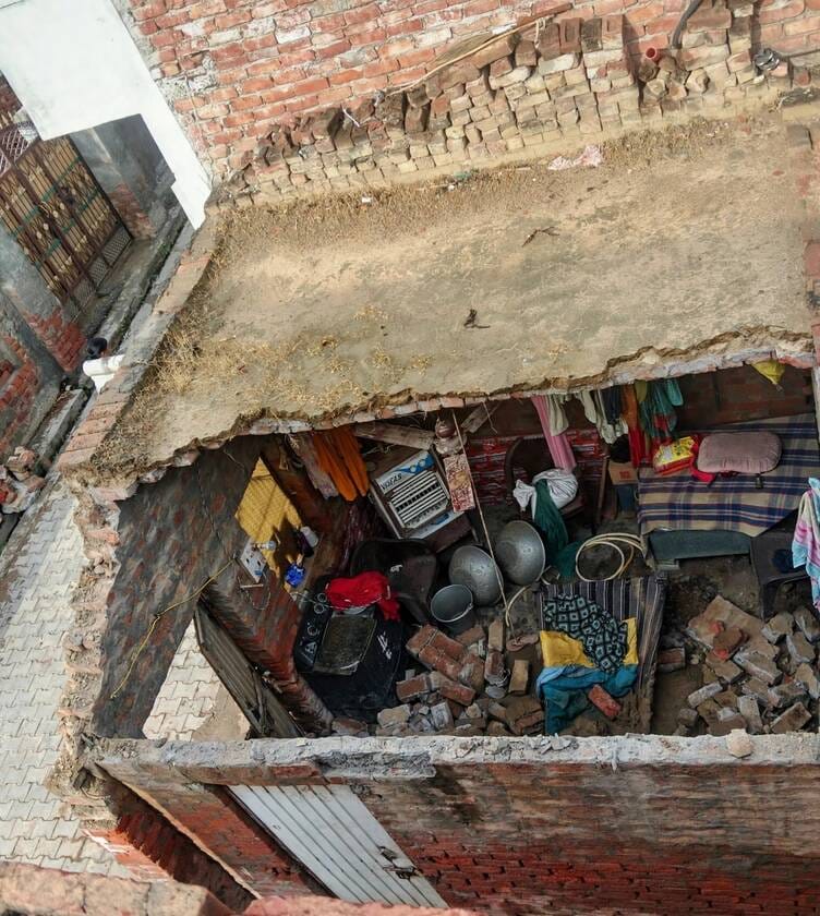 भूना के खजूरी जाटी गांव में बिजली गिरने से मकान की ढही हुई छत।