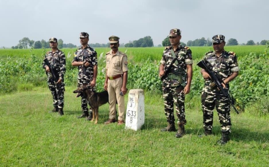भारत-नेपाल सीमा पर स्तभ का निरीक्षण करते एसएसबी जवान।