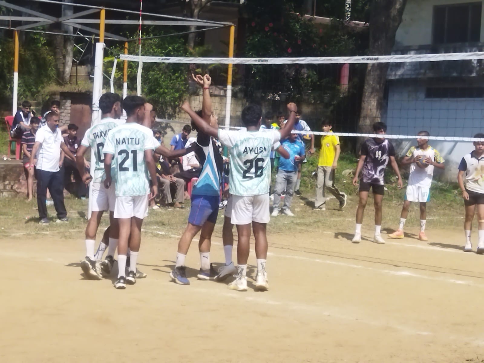 भरेड़ी स्कूल में आयोजित अंडर-19 माइनर जिला स्तरीय प्रतियोगिता में वॉलीबाल का मुकाबला जीतने के ब