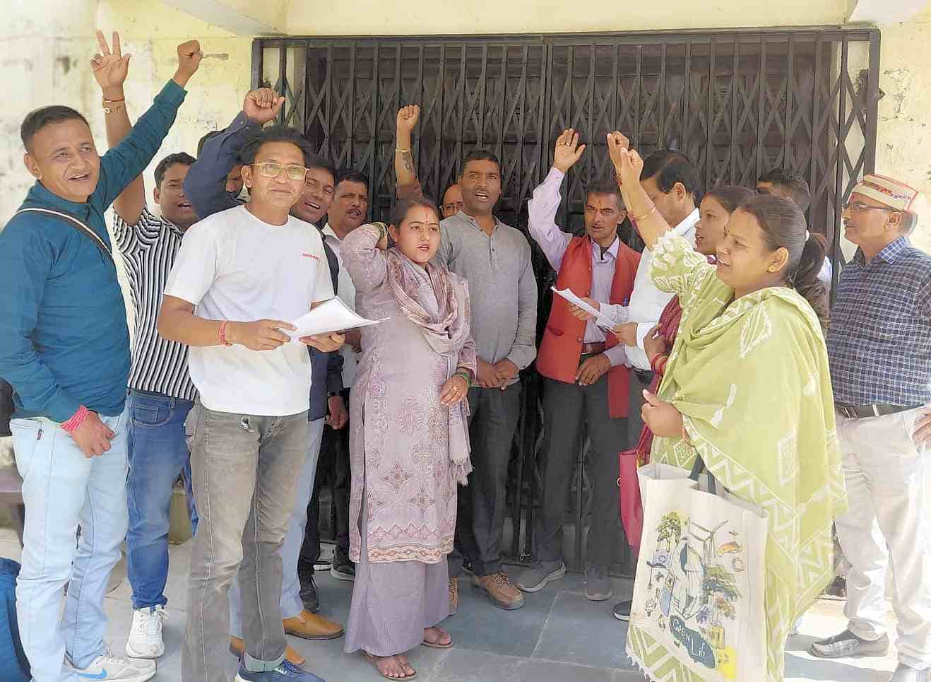 ब्लॉक कार्यालय में तालाबंदी कर नारे लगाते ग्राम प्रधान। स्रोत स्वयं