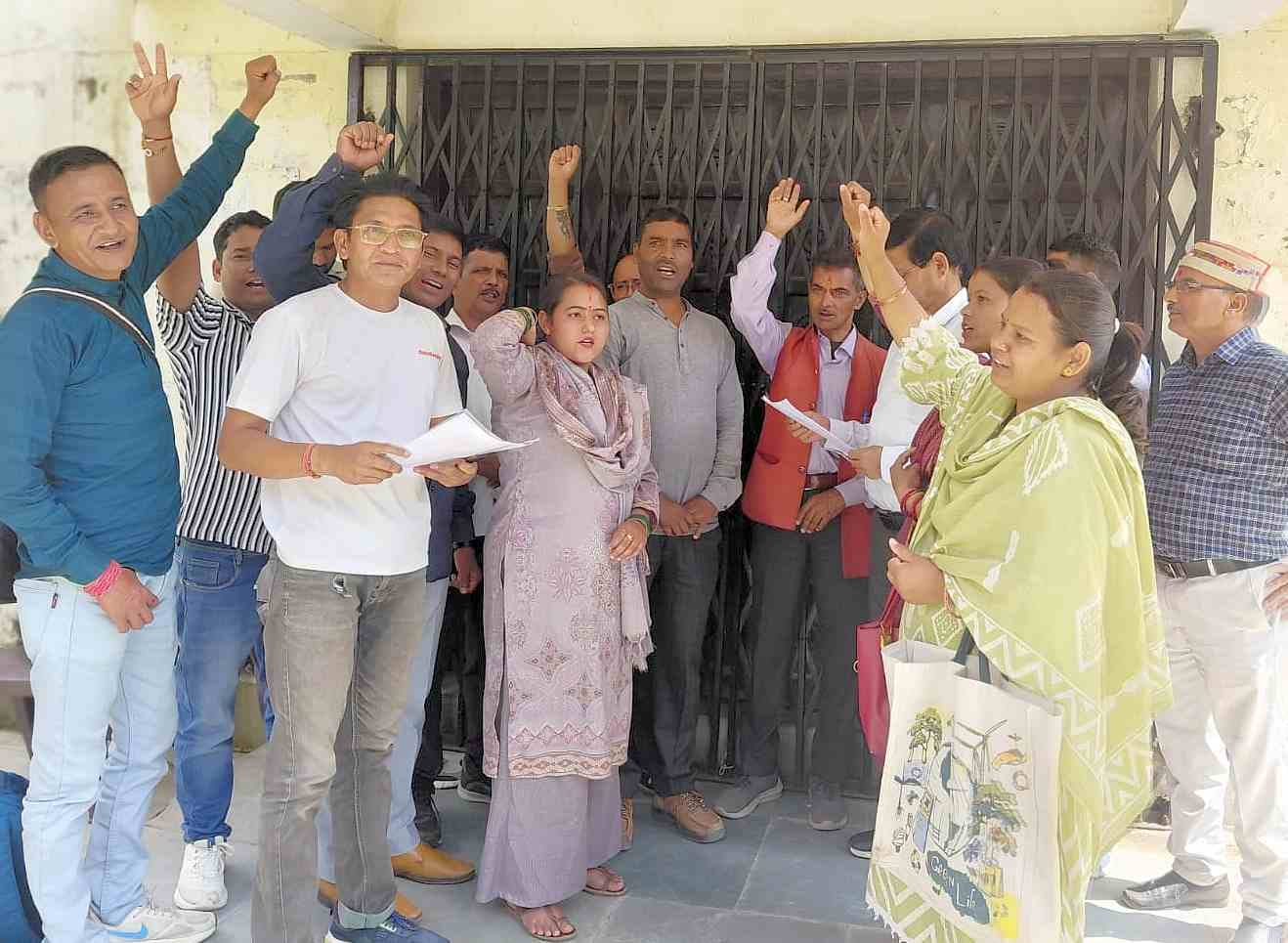 ब्लॉक कार्यालय में तालाबंदी कर नारे लगाते ग्राम प्रधान। स्रोत स्वयं