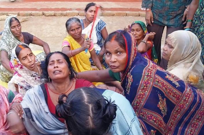 बिलखती विशाल की मां नीता देवी। संवाद
