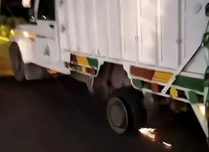 बिना टायर के रिम पर गाड़ी दौड़ाते तस्कर। स्रोत : वीडियो ग्रैब