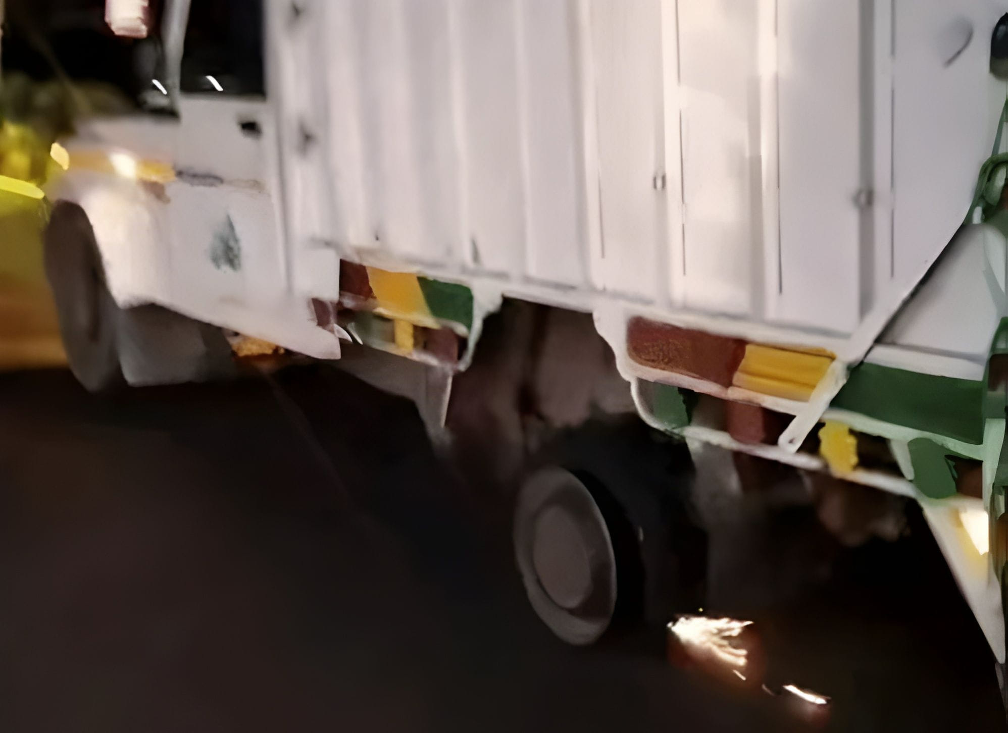 बिना टायर के रिम पर गाड़ी दौड़ाते तस्कर। स्रोत : वीडियो ग्रैब
