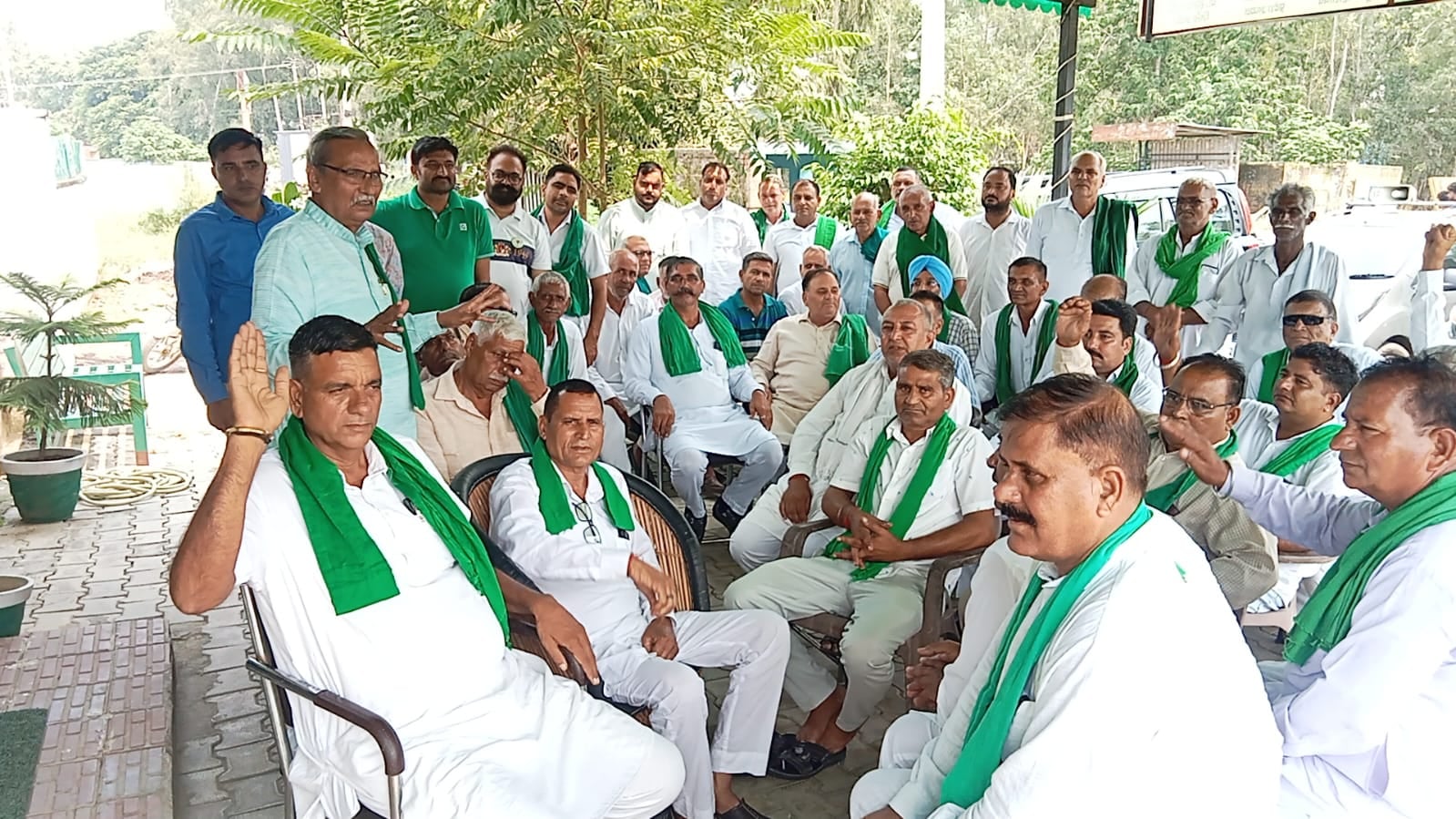 बैठक के दौरान मौजूद भाकियू के प्रदेश अध्यक्ष व अन्य पदाधिकारी। भाकियू