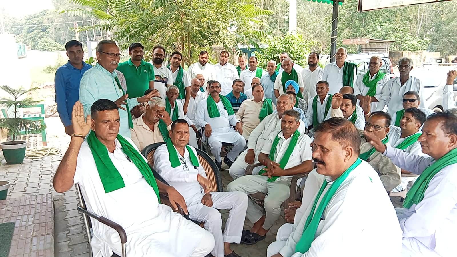 बैठक के दौरान मौजूद भाकियू के प्रदेश अध्यक्ष व अन्य पदाधिकारी। भाकियू