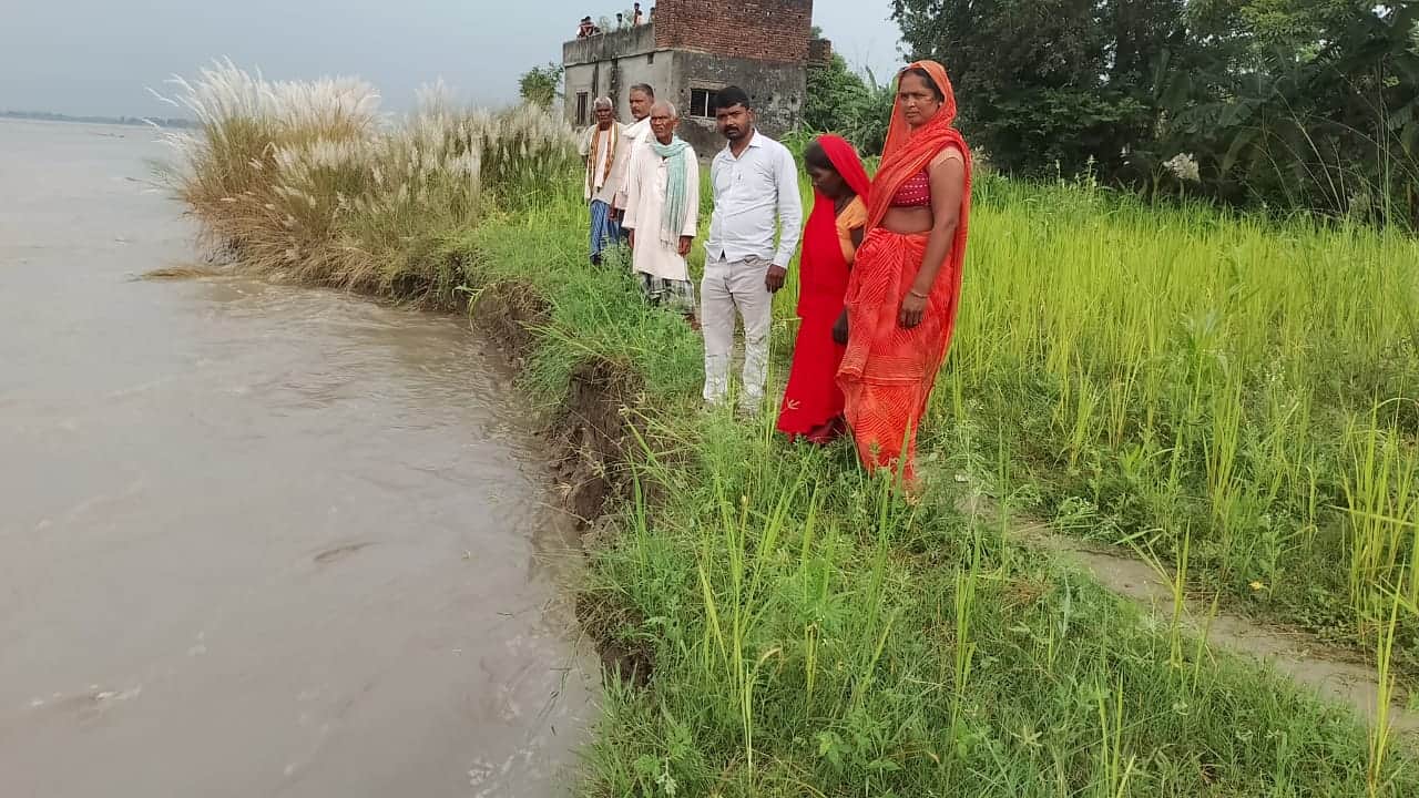 बुधवार को महदेवा गाँव के पास गंडक नदी