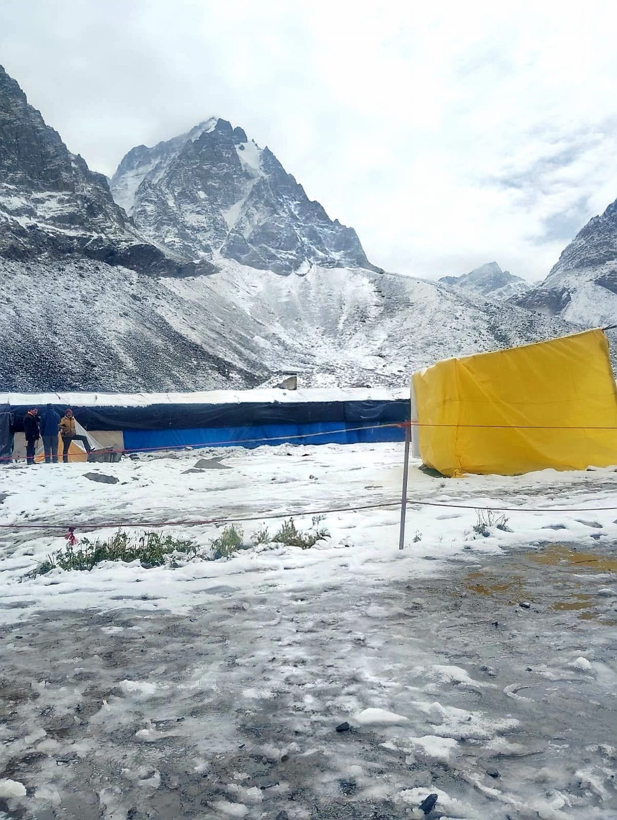 चंबा में मणिमहेश में ताजा बर्फबारी के दौरान का नजारा। संवाद