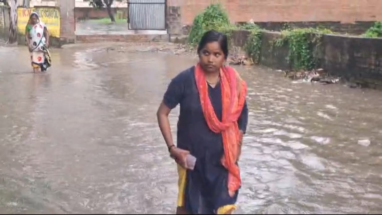 Waterlogging and sewer crisis in Chitaipur; people forced to wade through filthy water