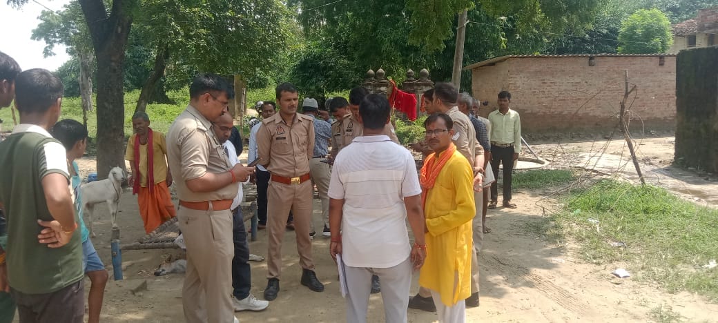 छात्रा के डूबने के बाद घर पर लिखा-पढ़ी करती पुलिस। संवाद