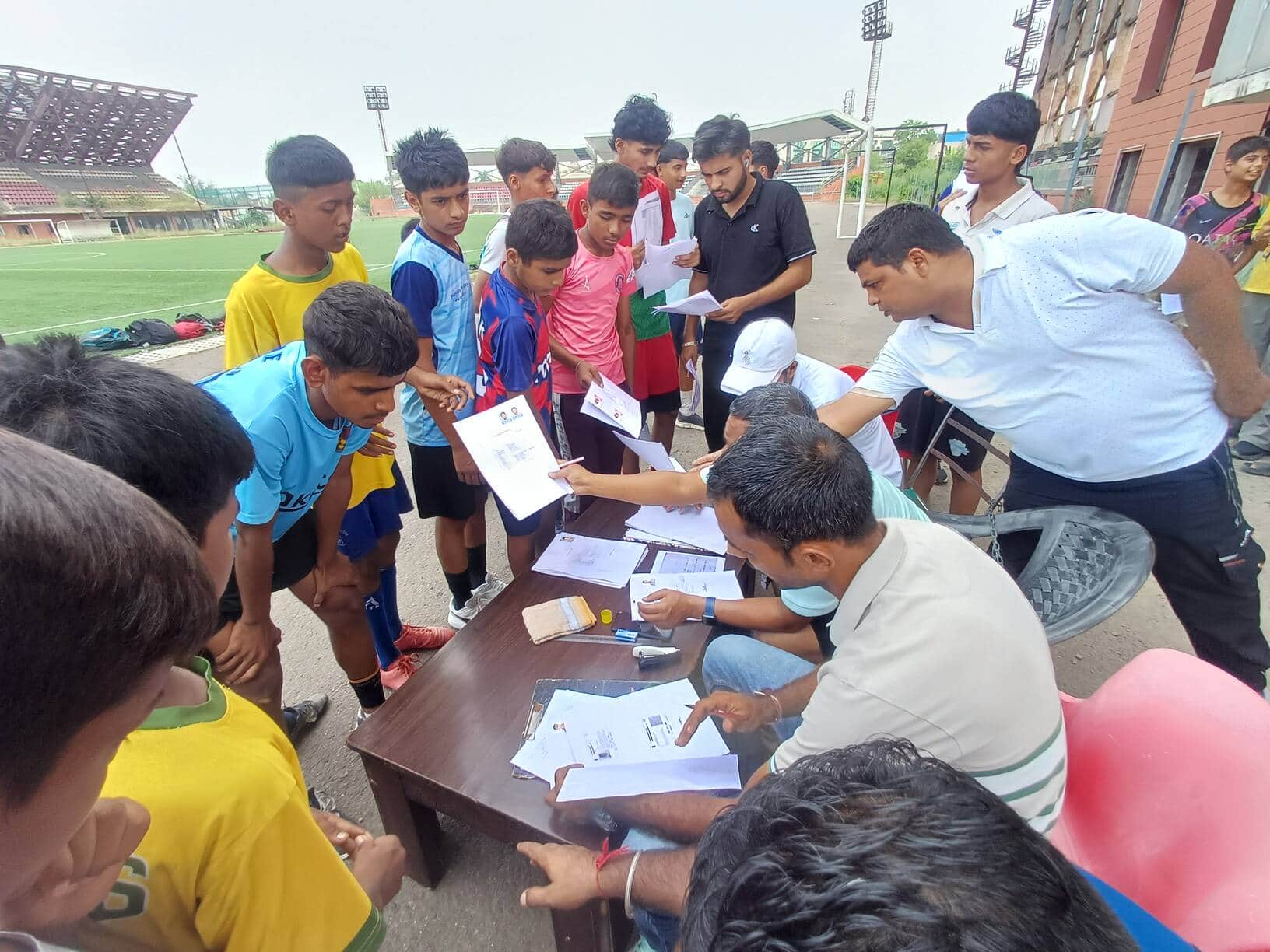 छावनी स्थित वार हीरोज स्टेडियम में फुटबाल के ट्रायल के दौरान मौजूद खिलाड़ी दस्तावेज जमा करवाते