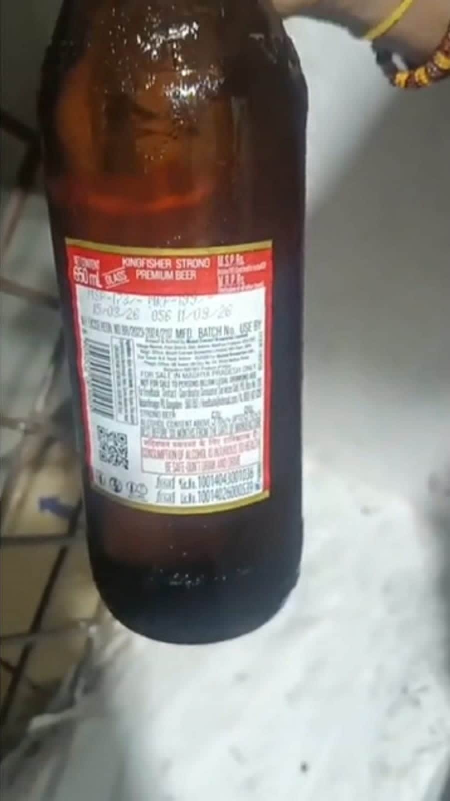 एक्सपायर तारीख की बीयर की बोतल वापिस करने पर हंगामा