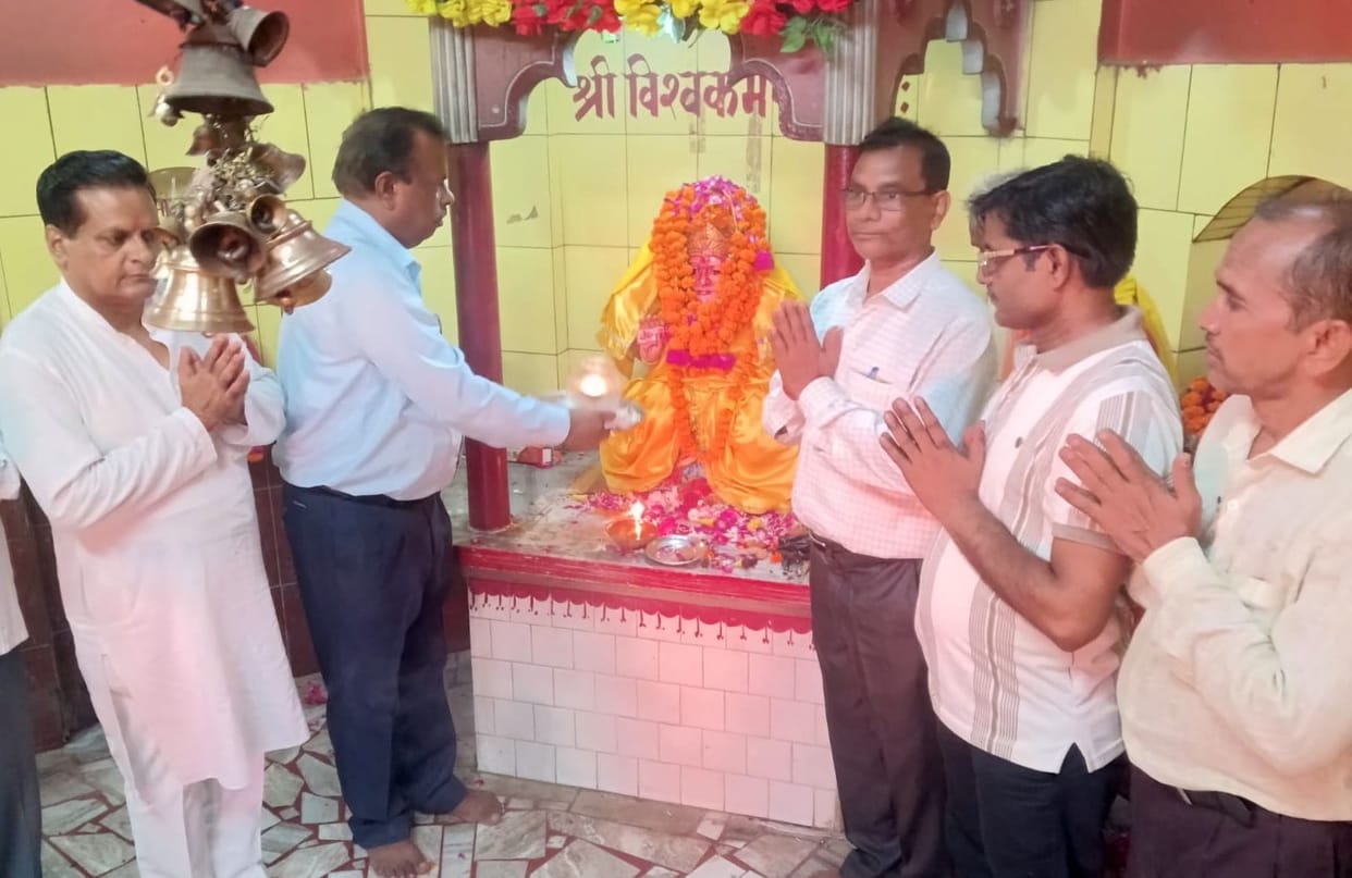 Paid obeisance to Lord Vishwakarma, the deity of construction, craftsmanship, and technology.