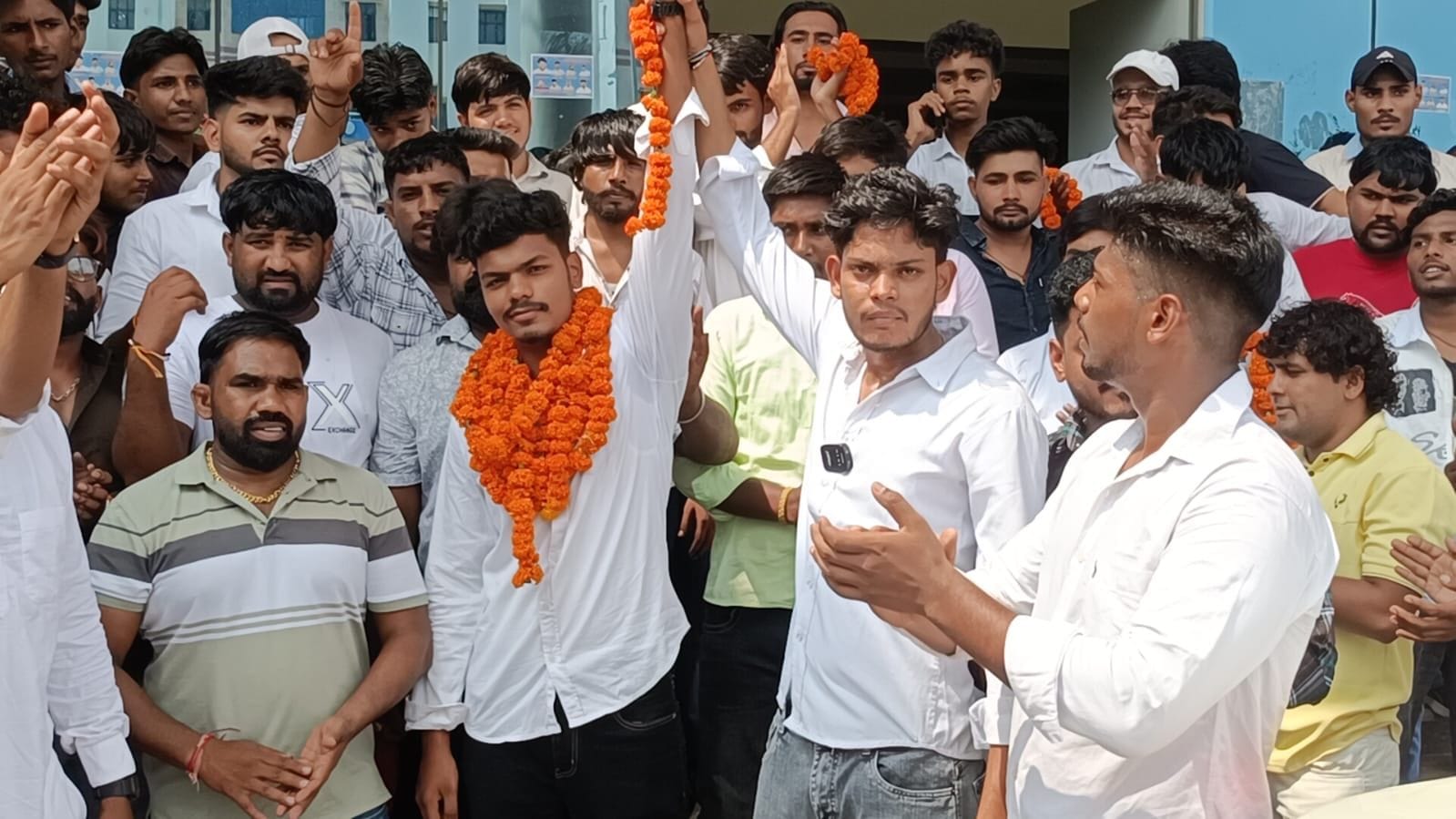 फोटो 16जेएनडी22-आईवाईएफ संगठन की सीआरएसयू इकाई के नए पदाधिकारियों का स्वागत करते हुए। स्रोत सद