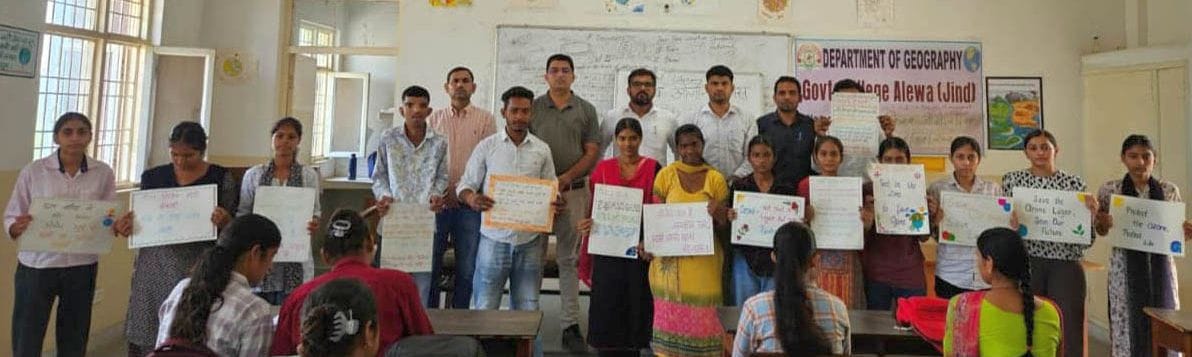 फोटो 16जेएनडी23-राजकीय महाविद्यालय में आयोजित कार्यक्रम में मौजूद स्टाफ और बच्चे। स्रोत संस्थान