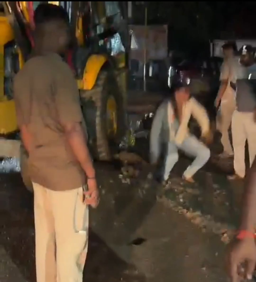 फोटो 17 एचएएमपी 17- बस स्टैंड में हाईवे में काम कर रहे जेसीबी चालक को पीटते युवक। सोशल मीडिया