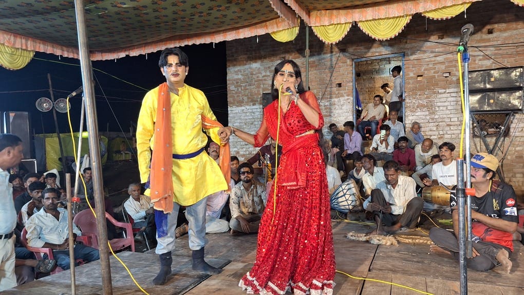 फोटो 17 एचएएमपी 18- पशु बाजार मेला मैदान में भक्त पूरनमल का नाटक प्रस्तुत करते झांसी के कलाकार।