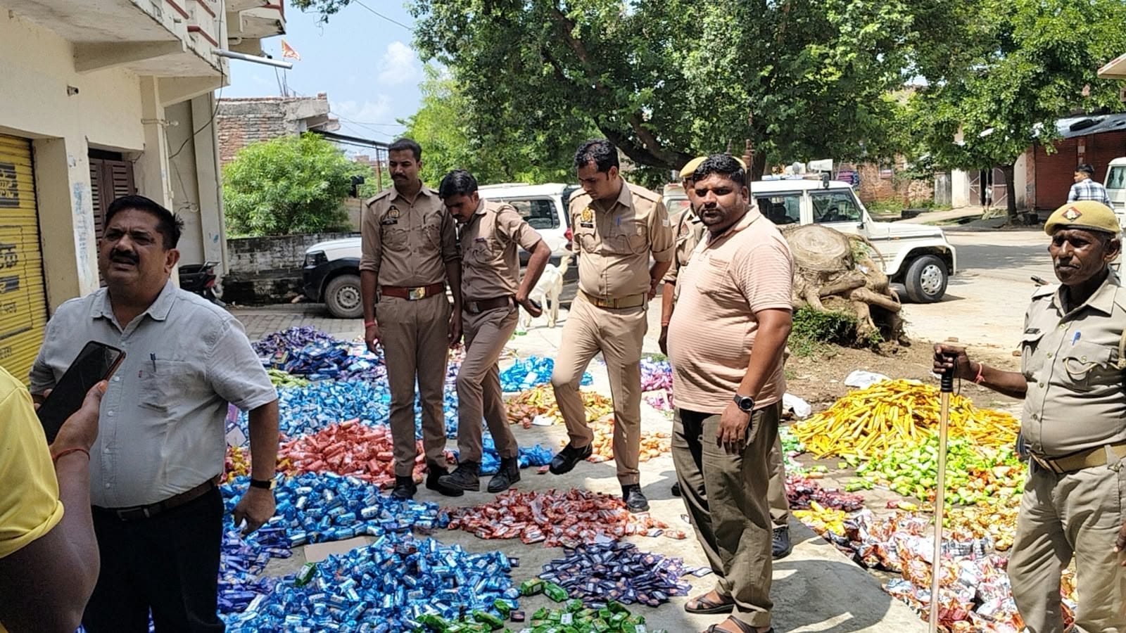 फोटो 17 एचएएमपी 27- मौदहा में गोदाम के बाहर पड़ा एक्सपायरी सामान और पूछताछ करते एसडीएम। संवाद