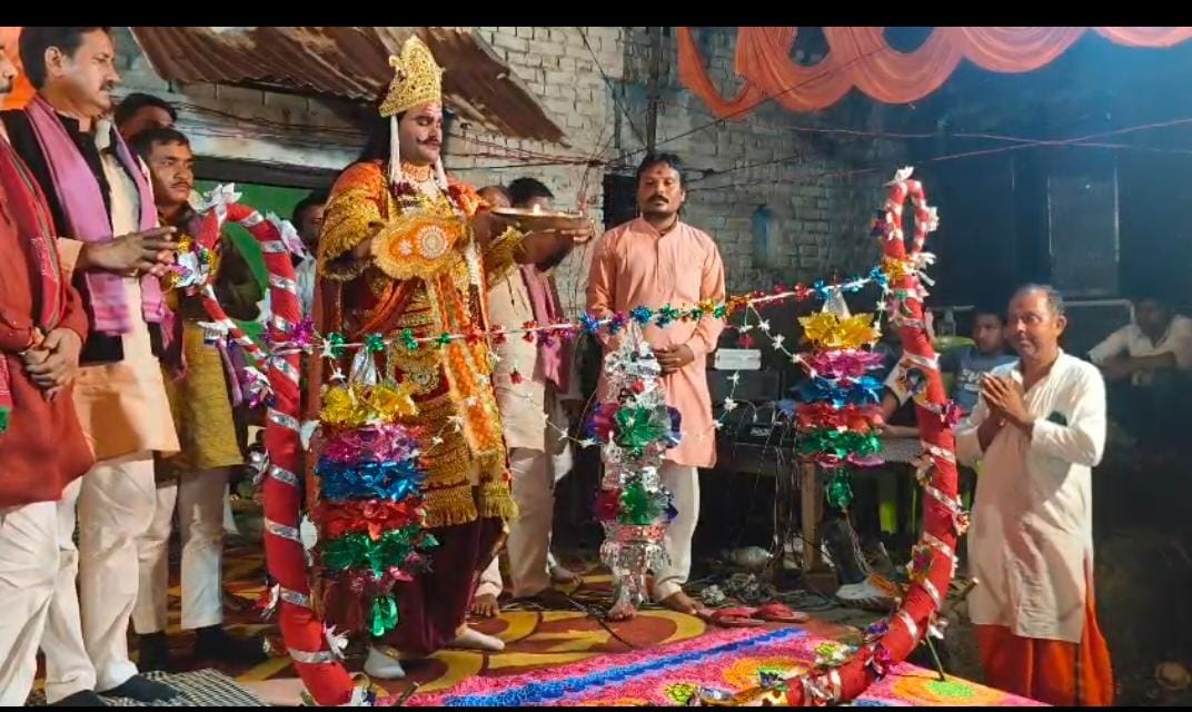 फोटो 17 एचएएमपी 32- ग्राम रीवन में रामलीला मंचन करते कलाकार। संवाद