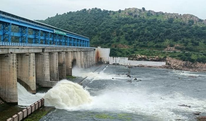 फोटो 17 एमएएचपी 08 परिचय-तीन फीट की ऊंचाई में दो फाटक खोलकर लहचूरा बांध से इस तरह निकाला जा रहा