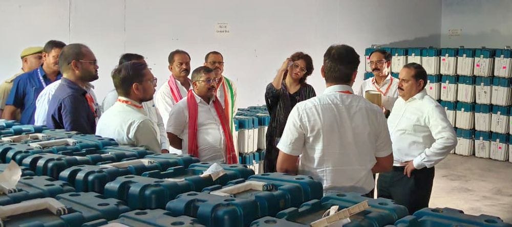फोटो 17 एमएएचपी 11 परिचय-वेयर हाउस में ईवीएम-वीवीपैट का निरीक्षण करते मुख्य निर्वाचन अधिकारी नव